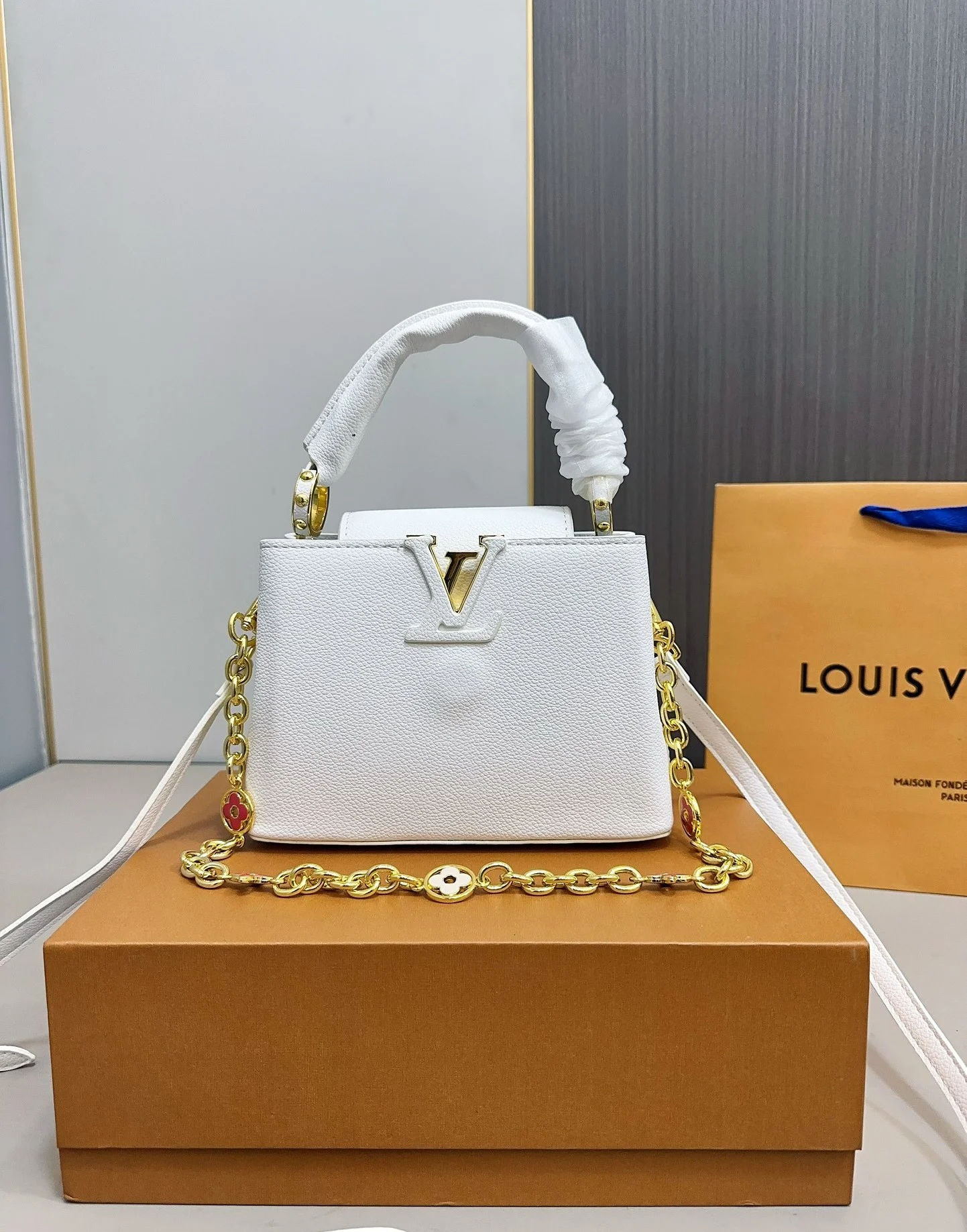Louis Vuitton Capucines Mini White 21Cm M23718, Designer Handbags, Womens Purse, luxury bags - Image 2