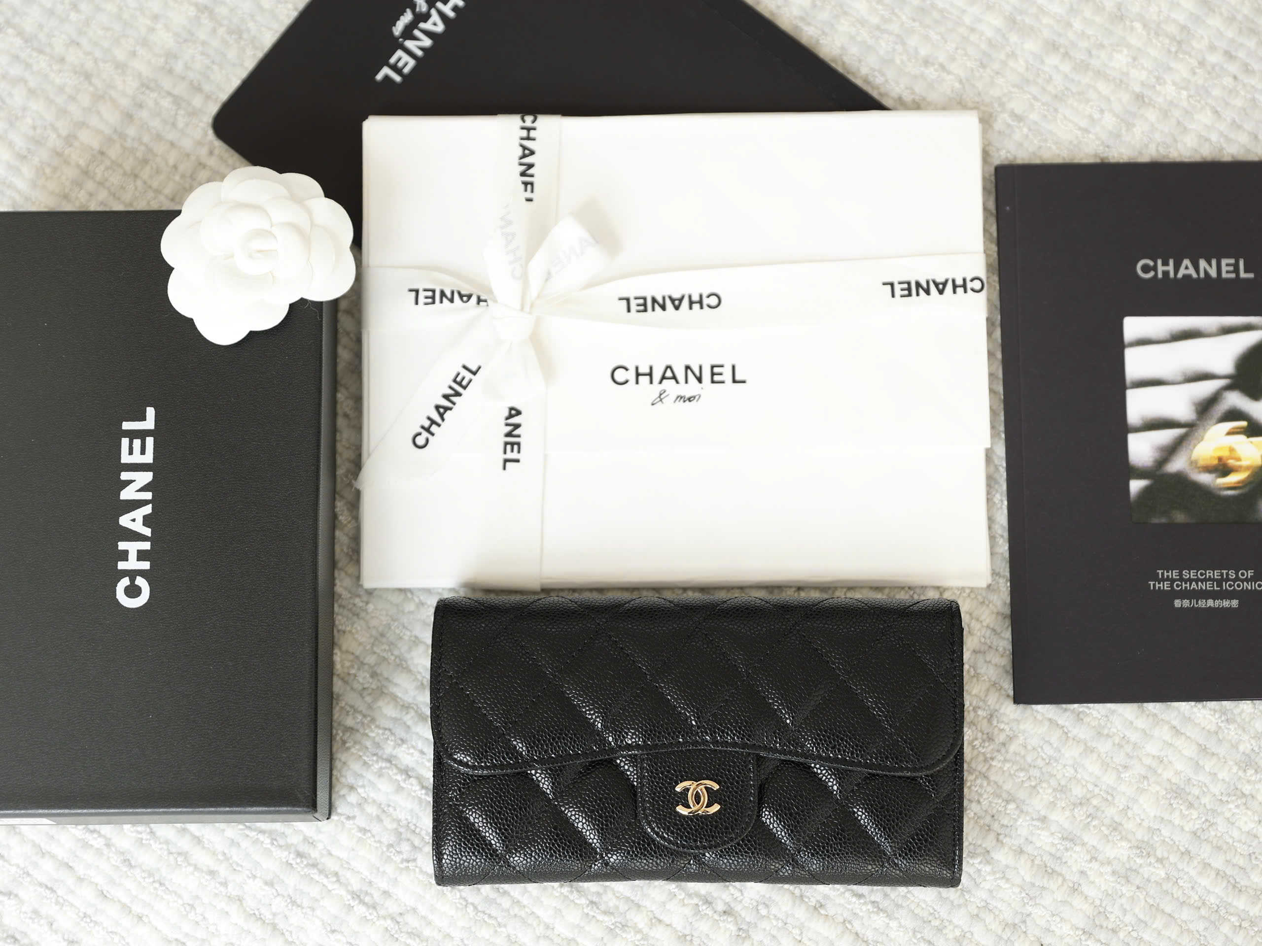 Premium Noir Grained Quilted Flap Wallet - Image 4