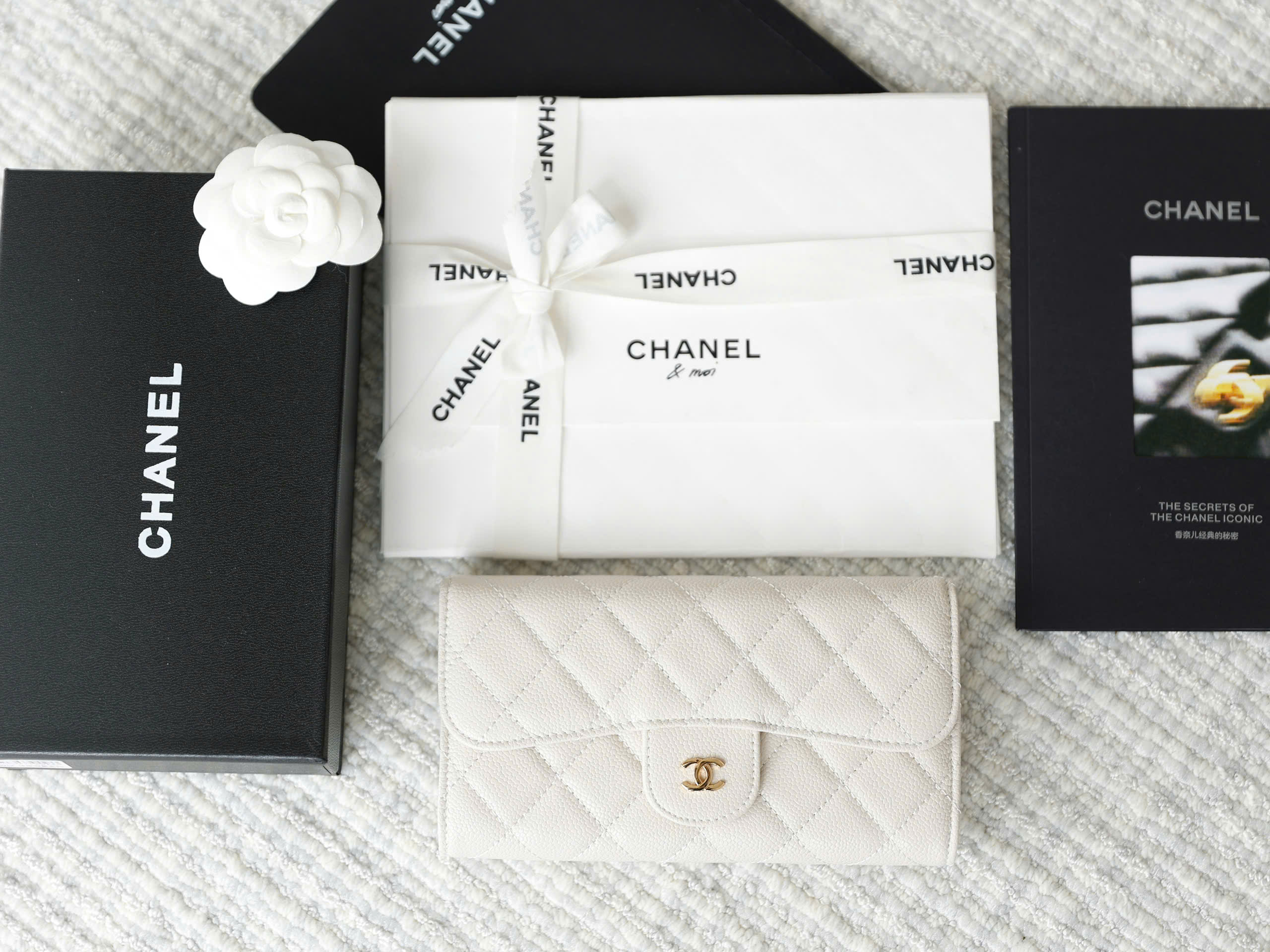 Premium Ivory Grained Quilted Flap Wallet - Image 4