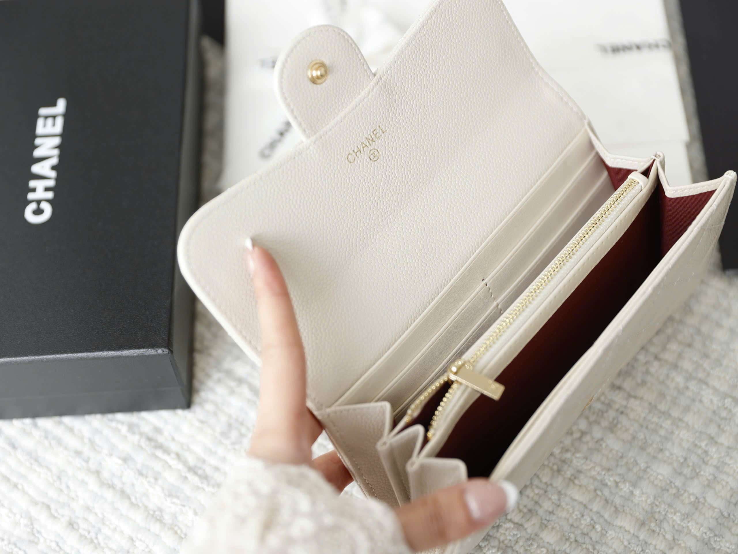 Premium Ivory Grained Quilted Flap Wallet - Image 5