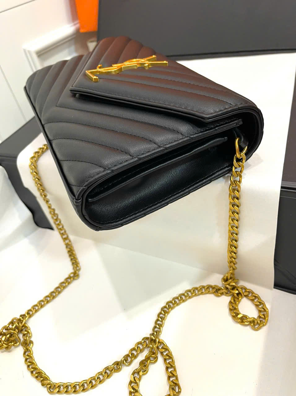 Chevron Quilted Wallet on Chain - Size 22 (Classic Black with Gold Hardware) - Image 4